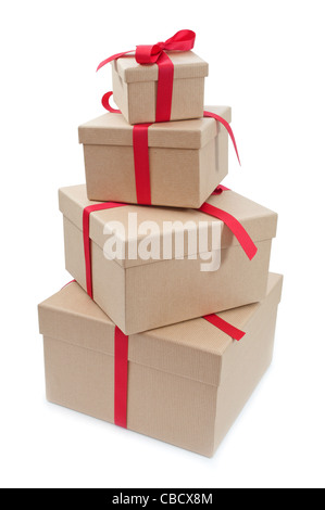 Stapel von Geschenk-Boxen in verschiedenen Größen mit roten Band gebunden Stockfoto