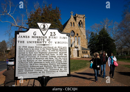 Eine Gruppe von Studentinnen Spaziergang vorbei an der Kapelle und einer historischen Markierung über der University of Virginia, Charlottesville, VA. Stockfoto