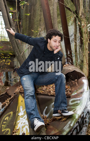 Alex posiert für ein Foto zu schießen, auf dem verlassenen Charlottesville Woolen Mills-Gelände, Charlottesville, VA. Stockfoto