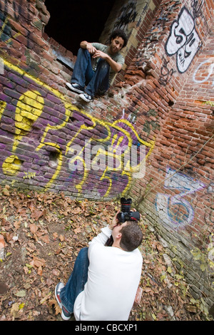 Ein junger Mann posiert für ein Foto-Shooting auf dem verlassenen Charlottesville Woolen Mills-Gelände, Charlottesville, VA. Stockfoto