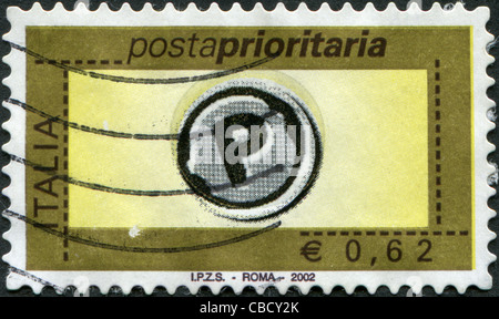 Italien - ca. 2002: Eine Briefmarke gedruckt in Italien, eine Briefmarke Priority Mail, ca. 2002 Stockfoto