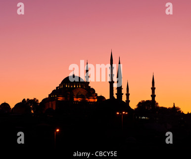 Süleymaniye-Moschee und Rustem Pasa Moschee bei Sonnenuntergang, von Eminönü, Istanbul, Türkei Stockfoto