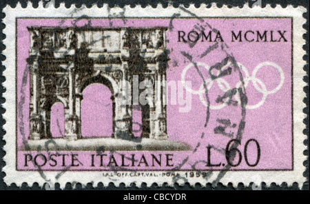 Italien - ca. 1959: Eine Briefmarke gedruckt in Italien, widmet sich der Olympischen Spiele in Rom, zeigt der Triumphbogen des Konstantin, ca. 1959 Stockfoto