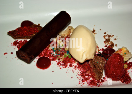 Kugel Mandeleis Himbeer Manjari belüftet Guanaja Schokolade Mousse gefriergetrocknete Litschi dessert Stockfoto