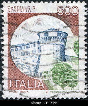 Italien - CIRCA 1980: Eine Briefmarke gedruckt in Italien, zeigt Burg von Rovereto, ca. 1980 Stockfoto