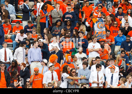 Gesamtansicht von Studenten der University of Virginia auf der Tribüne vor dem Spiel gegen die Virginia Tech Hokies im Scott Stadium, Charlottesville, Virginia, Vereinigte Staaten von Amerika Stockfoto