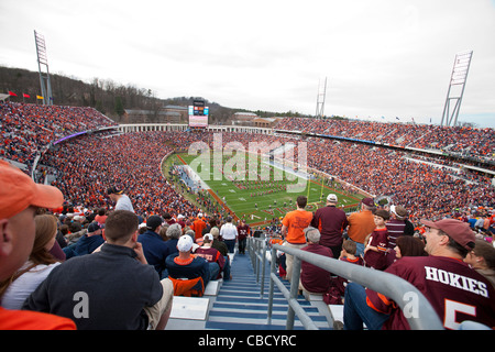 Gesamtansicht von Fans sitzen auf der Tribüne beobachten eine Blaskapelle auf dem Feld vor dem Spiel zwischen den Virginia Cavaliers Stockfoto