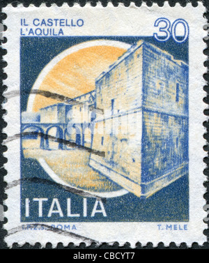 Italien - ca. 1981: Eine Briefmarke gedruckt in Italien, zeigt das Schloss l ' Aquila, ca. 1981 Stockfoto