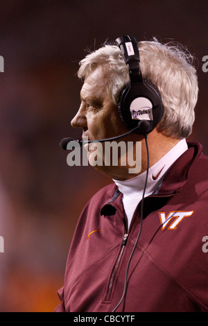 Virginia Tech Hokies Kopf Trainer Frank Beamer an der Seitenlinie gegen die Virginia Cavaliers im dritten Quartal bei Scott Stadium, Charlottesville, Virginia, Vereinigte Staaten von Amerika Stockfoto