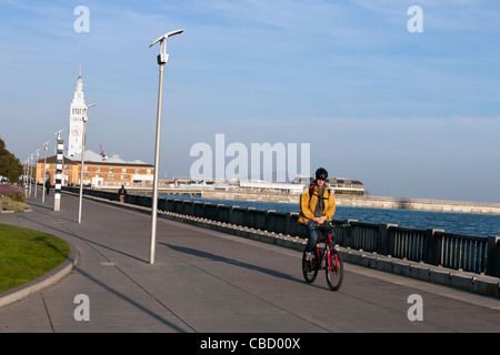 Männliche Radfahrer fährt entlang der San Francisco Bay Trail, San Francisco, California, Vereinigte Staaten von Amerika Stockfoto