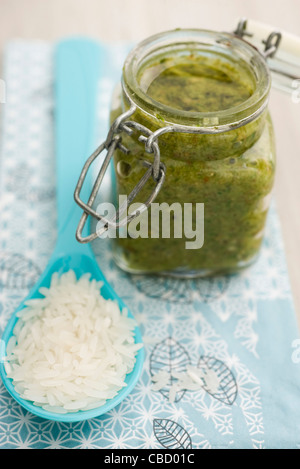 Karotte grünen Pesto mit Mandeln Stockfoto