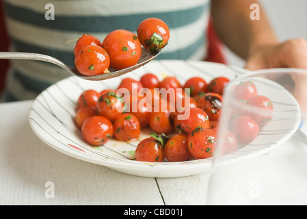 Cherry-Tomaten-Confit mit Kräutern Stockfoto