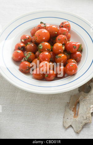 Cherry-Tomaten-Confit mit Kräutern Stockfoto