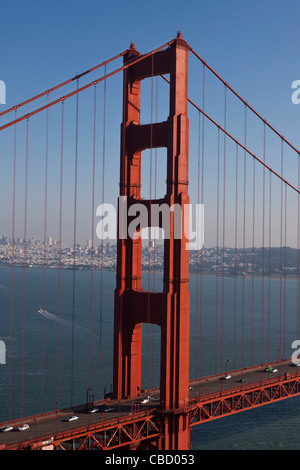 Detailansicht der Golden Gate Bridge in San Francisco, California, Vereinigte Staaten von Amerika am späten Nachmittag Stockfoto