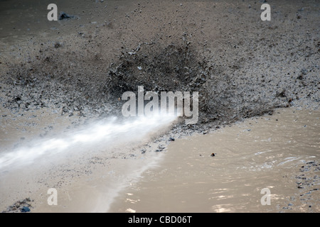 Plantschen mit high-Speed-Schlamm Stockfoto