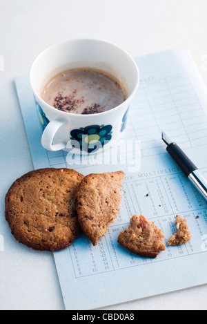 Cookies und Heißgetränk Stockfoto