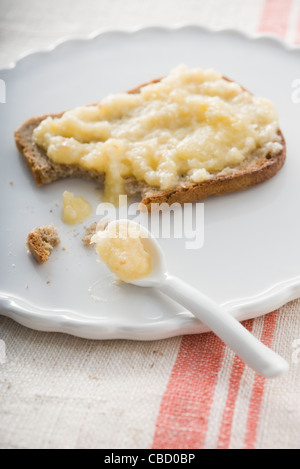 Apfel und Kokos Marmelade auf toast Stockfoto