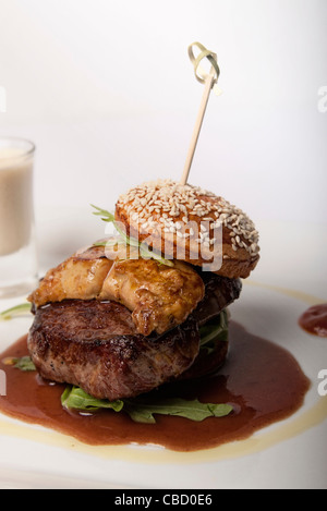 Gegrilltes Rinderfilet Rossini mit Bernaise Sauce, serviert mit delikatem Chateau und hausgemachte ketchup Stockfoto