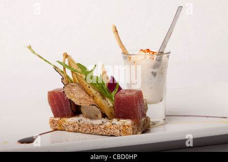 Sashimi Thunfisch, Artischocken, weißen Trüffel und Ratte Kartoffel Tartine mit Blumenkohl Cappuccino serviert Stockfoto