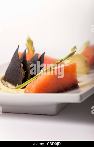 Geräucherter Lachs und Aal mit Kaviar Creme und knackigem Gemüse Stockfoto