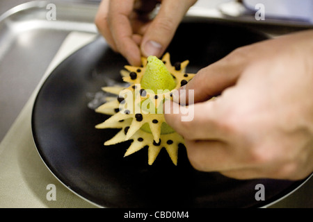 Koch Montage Dessert wie Weihnachtsbaum geformt Stockfoto