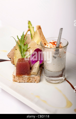 Sashimi Thunfisch, Artischocken, weißen Trüffel und Ratte Kartoffel Tartine mit Blumenkohl Cappuccino serviert Stockfoto