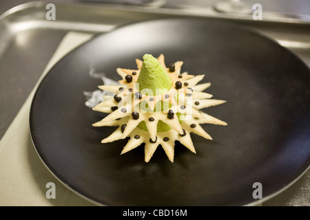 Gourmet-Dessert wie Weihnachtsbaum geformt Stockfoto