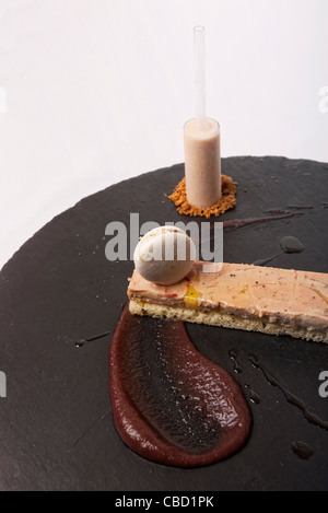 Gänsestopfleber mit Kaffee-Makronen, Rübe und Birne Cr bewahrt mich de Cassis Stockfoto