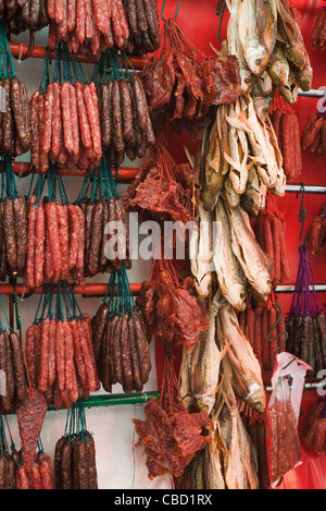 Getrocknetes Schweinefleisch, getrockneten Fisch und chinesische Wurst zum Verkauf Stockfoto