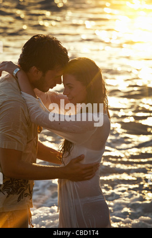 Paar am Strand umarmt Stockfoto