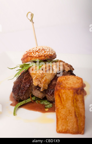 Gegrilltes Rinderfilet Rossini mit Bernaise Sauce, serviert mit delikatem Chateau und hausgemachte ketchup Stockfoto