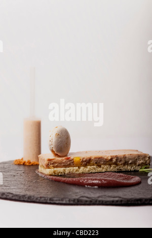 Gänsestopfleber mit Kaffee-Makronen, Rübe und Birne Cr bewahrt mich de Cassis Stockfoto