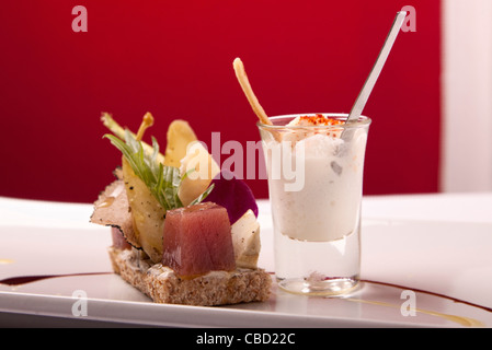 Sashimi Thunfisch, Artischocken, weißen Trüffel und Ratte Kartoffel Tartine mit Blumenkohl Cappuccino serviert Stockfoto