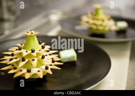 Gourmet-Dessert wie Weihnachtsbaum geformt Stockfoto