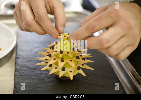 Koch Montage Dessert wie Weihnachtsbaum geformt Stockfoto