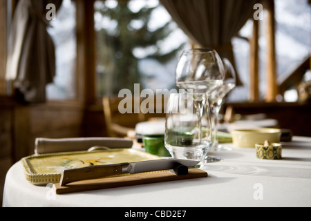 Gedeck und Weingläser auf Tisch Stockfoto