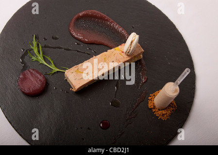 Gänsestopfleber mit Kaffee-Makronen, Rübe und Birne Cr bewahrt mich de Cassis Stockfoto