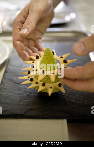 Koch Montage Dessert wie Weihnachtsbaum geformt Stockfoto