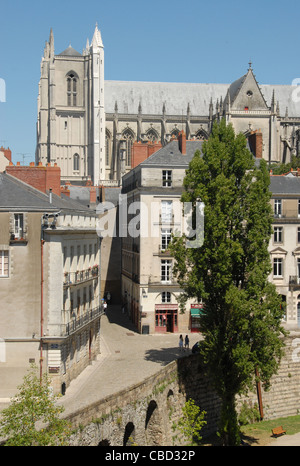 Blick auf die Kathedrale von Nantes St. Peter & Paul aus der Befestigungsanlage der Burg Château des Ducs de Bretagne, Pays De La Loire, Frankreich Stockfoto