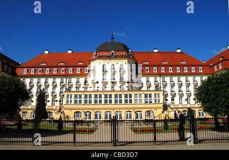 Das majestätische Grand Hotel in Sopot an der Ostseeküste in der Nähe von Gdansk von Strand und Park-Seite aus gesehen Stockfoto