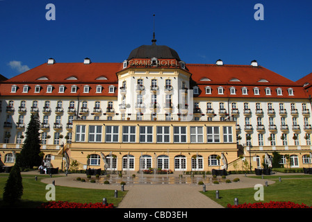 Das majestätische Grand Hotel in Sopot an der Ostseeküste in der Nähe von Gdansk von Strand und Park-Seite aus gesehen Stockfoto