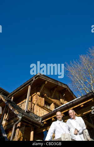 Vater und Sohn Koch Team vor chalet Stockfoto