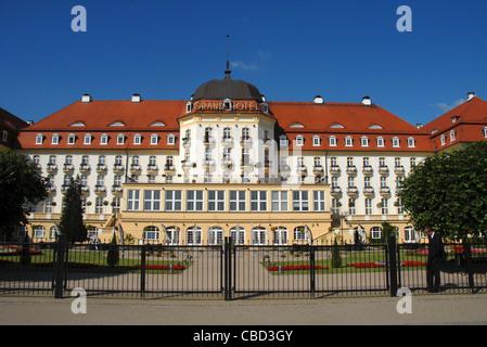 Das majestätische Grand Hotel in Sopot an der Ostseeküste in der Nähe von Gdansk von Strand und Park-Seite aus gesehen Stockfoto