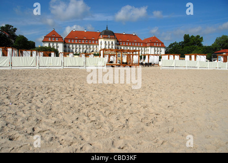 Das majestätische Grand Hotel in Sopot an der Ostseeküste in der Nähe von Gdansk, gesehen vom Strand und das Hotel Sommerclub Stockfoto