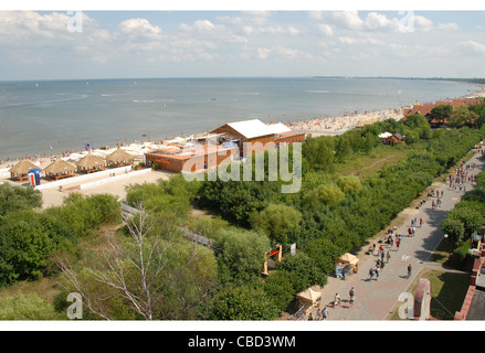 Blick vom Leuchtturm auf der Promenade entlang des South Beach und Ostsee Küste im Seebad Sopot in Pommern, Polen Stockfoto