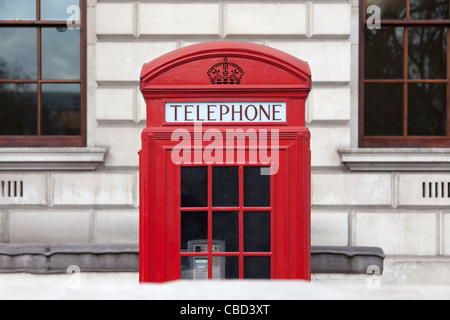 Rote Telefonzelle auf Stadtstraße Stockfoto