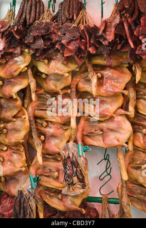 Gebratenen Enten und getrocknetes Schweinefleisch zu verkaufen Stockfoto