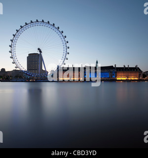 London Eye und Gebäude noch Fluss Stockfoto
