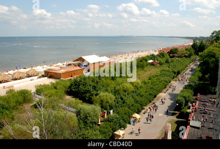 Blick vom Leuchtturm auf der Promenade entlang des South Beach und Ostsee Küste im Seebad Sopot in Pommern, Polen Stockfoto