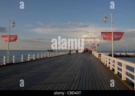 Der schöne 512 Meter langen hölzernen Pier von Ostseebad Sopot in Pommern in der Nähe von Gdansk Stockfoto